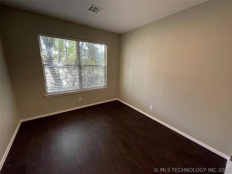 Building Photo - 200 E Laredo Pl