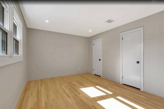 Building Photo - 22 Greentree Terrace