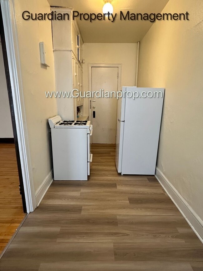 Building Photo - Studio Lakes Uptown Apartment, Blocks from...