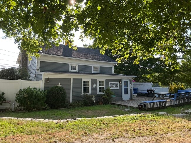 Building Photo - 33 E Pattagansett Rd
