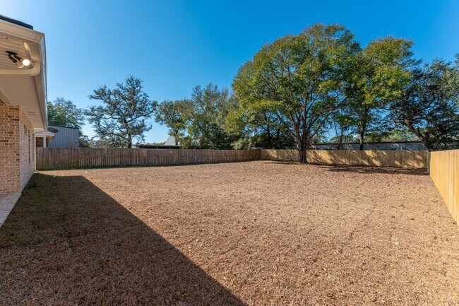 Building Photo - New All Brick 4 Bedroom in Niceville!