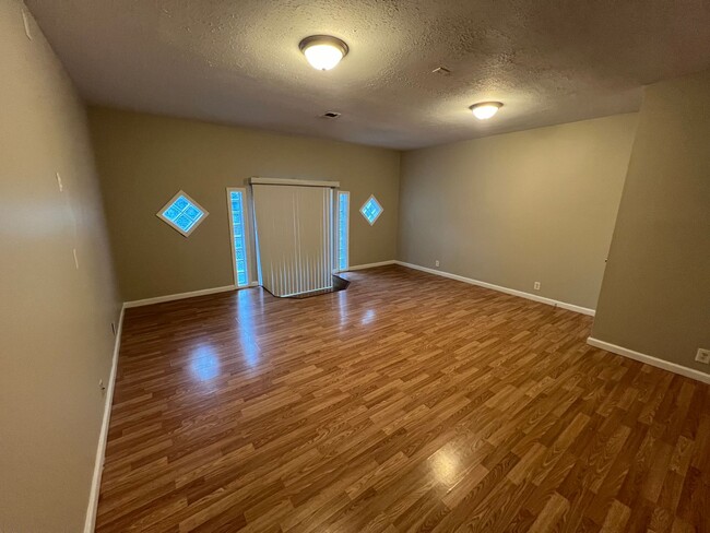 Building Photo - Spacious 3 bedroom 2.5 bath home.