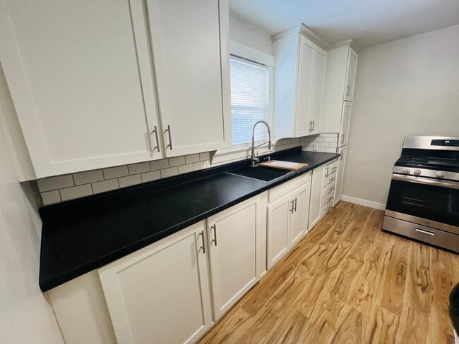 Bright and clean kitchen - 48 Convis St