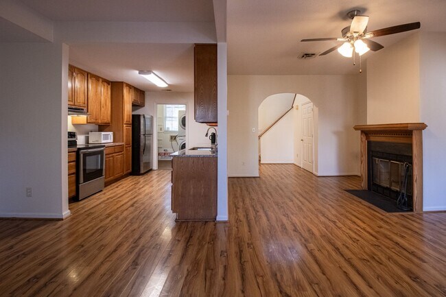 Building Photo - 3 Bedrooms, 2.5 Bathrooms Townhouse Rental