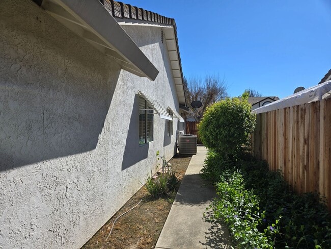 Building Photo - Charming 3BD/2BA Home in Quiet Cul-De-Sac with Solar & Included Landscaping
