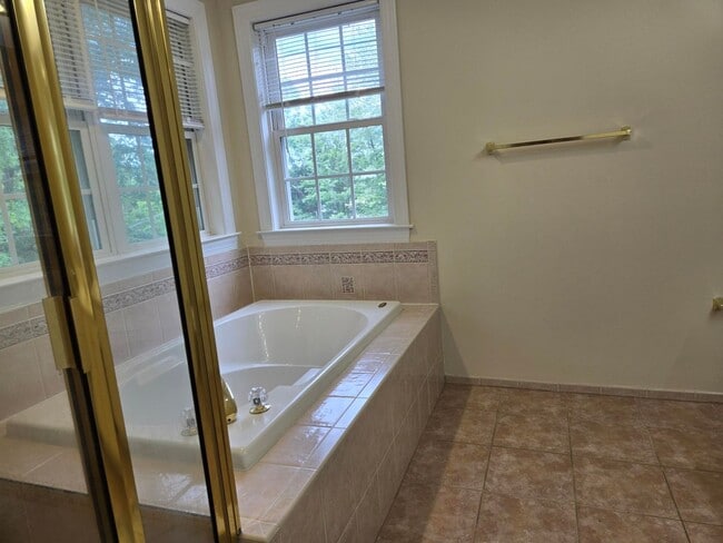 Building Photo - Stunning and Spacious 5 Bed 4 Bath Colonia...