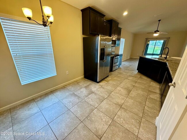 Building Photo - 590 Trymore Dr SE
