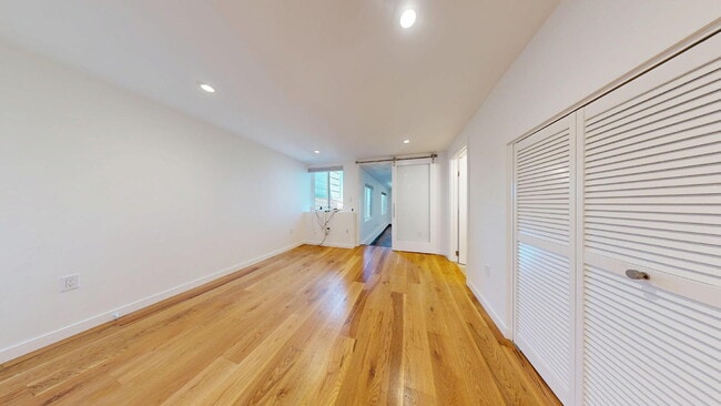 Building Photo - Spacious 3BD/3BA Home with Sunroom, Renova...