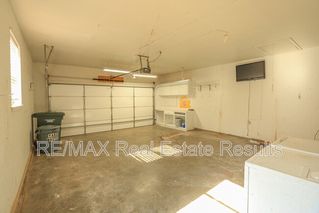 Building Photo - 2842 N Loxley Ave