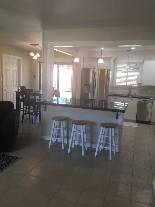 Building Photo - 709 Palomas Dr NE