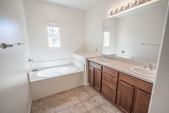 Building Photo - 3 Bedroom Townhome for Rent in Valencia!