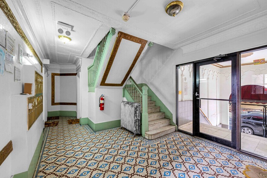 Building Photo - 529 34th St
