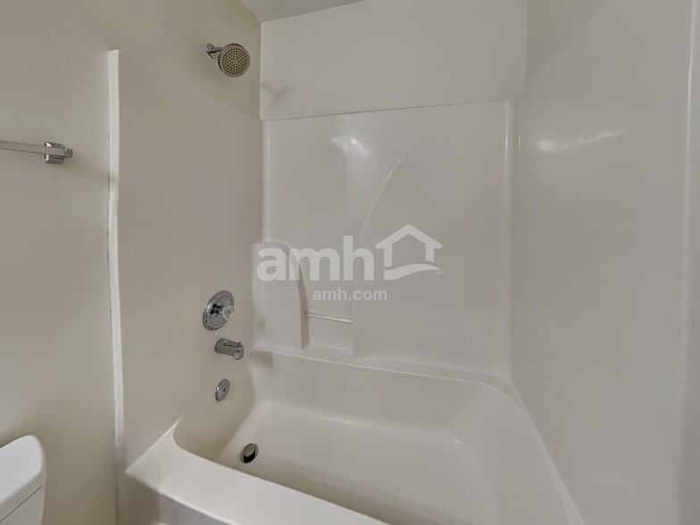 Building Photo - 560 Summit Way