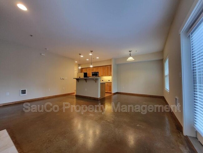 Building Photo - 10651 NE Red Wing Way