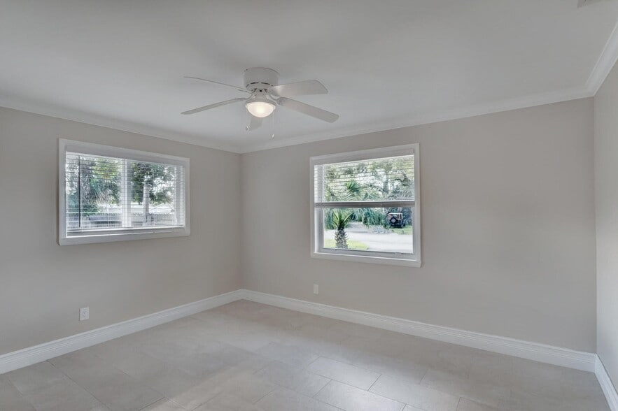 Building Photo - 2545 Venice Dr