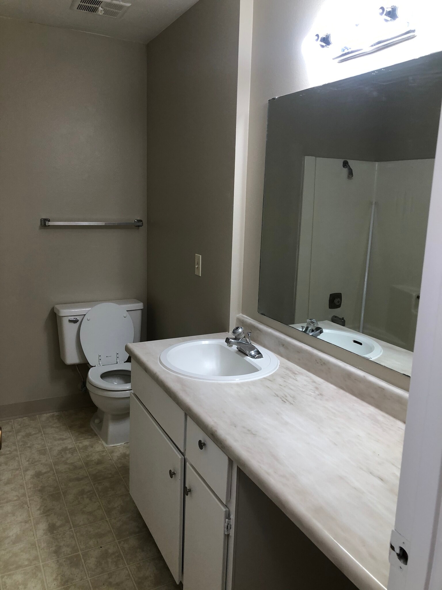 Building Photo - 1080 E Quail Park Dr