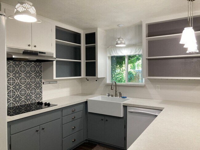 Building Photo - Kennewick Location w/a Country Flare!