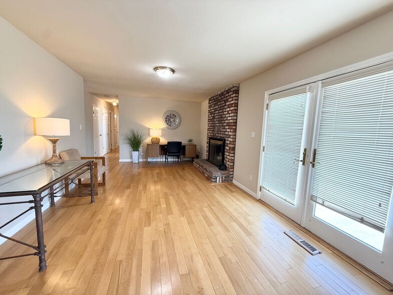 Building Photo - 4460 W Pine Haven Dr