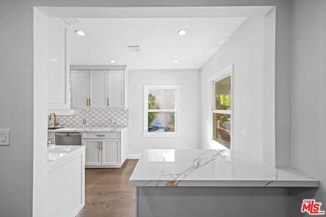 Building Photo - 2036 Hillsboro Ave