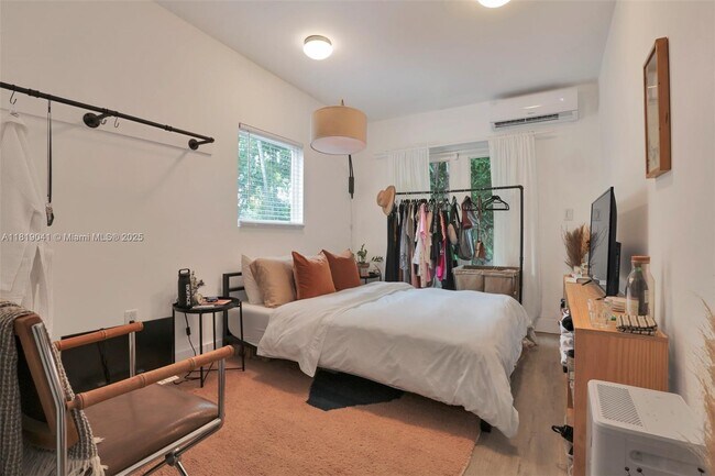Building Photo - 405 NE 90th St