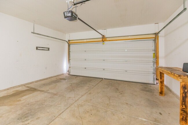 Building Photo - 3 Bed 2 Bath Fully Furnished Home - Pet Fr...