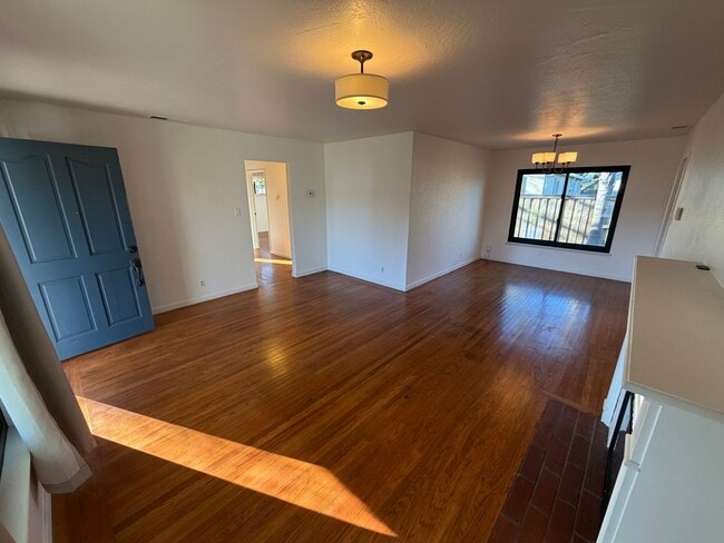 Building Photo - 3 Bed / 1.5 Bath | Thornwood Terrace Home Available Now