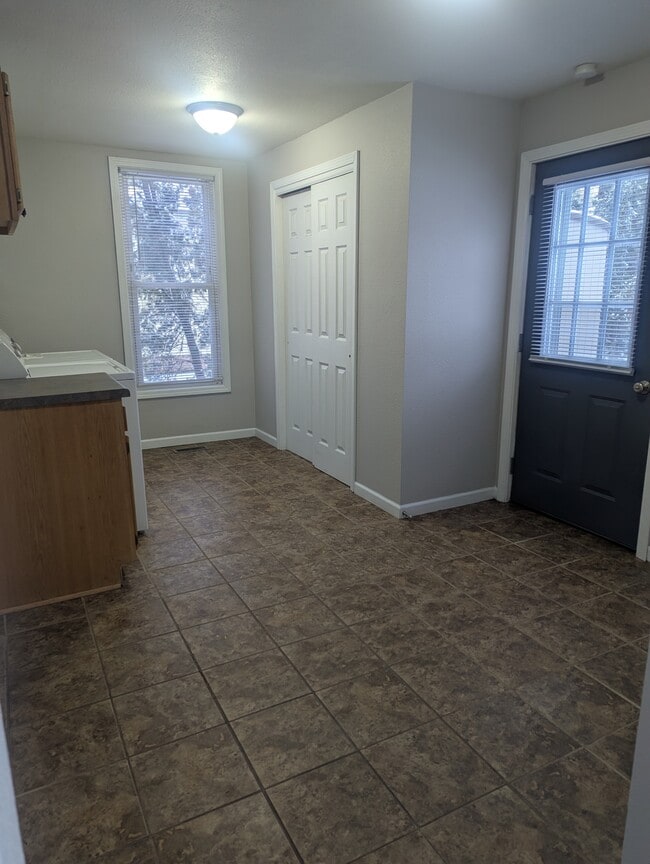 Building Photo - 536 Metomen St