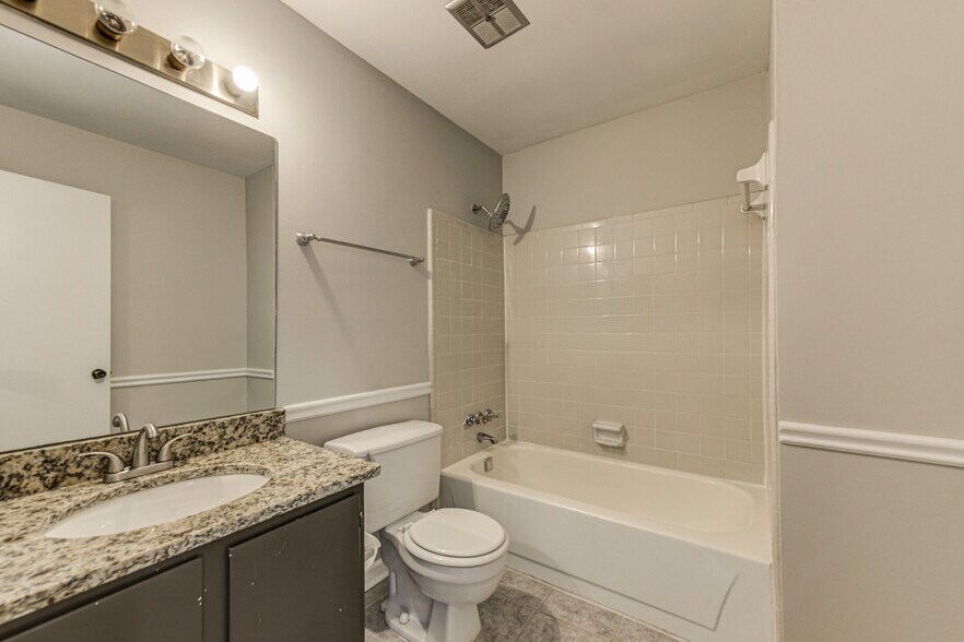 Building Photo - 1405 Huntingdon Chase