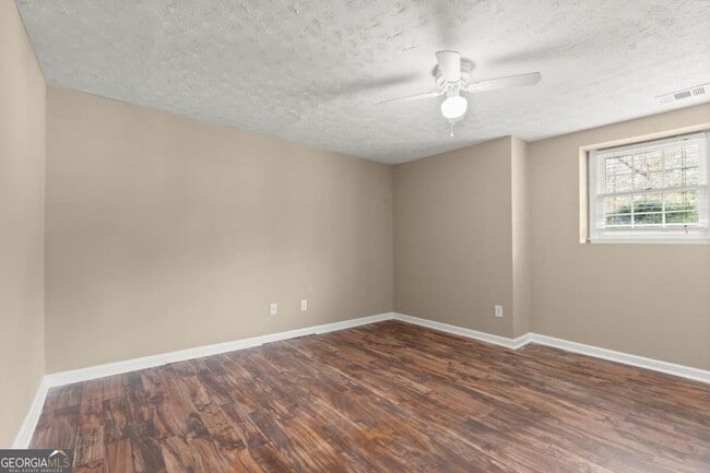Building Photo - 16 Valleyside Dr