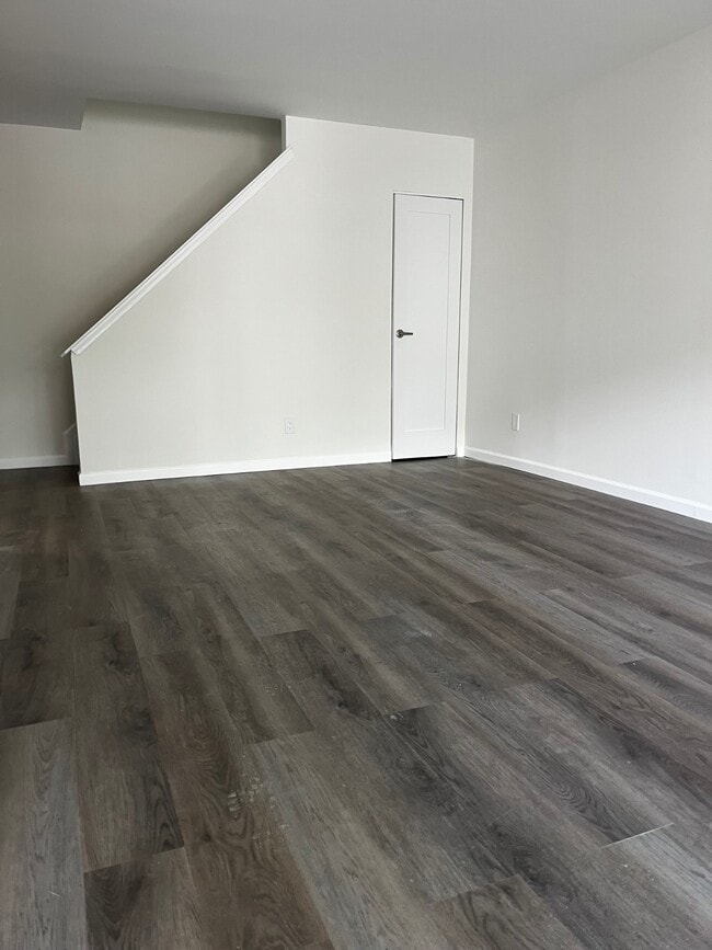 Building Photo - 121 Wellington Ct