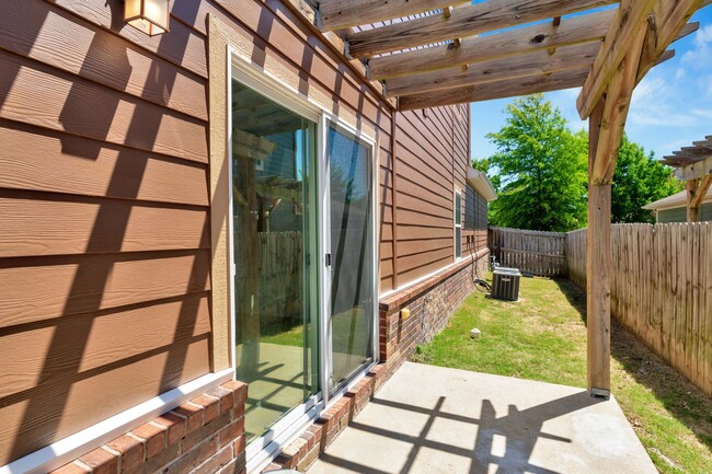Building Photo - 4 Bed 3 Bath Townhome located close to University!