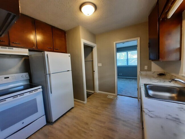Building Photo - 3 Bedroom Home with a Fenced Yard and BEAU...