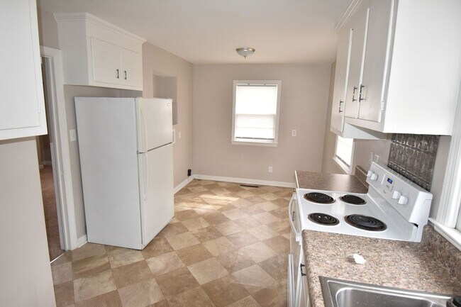 Building Photo - 2 Bedroom and 1.5 Bath Home- Greenwood (No Pets)