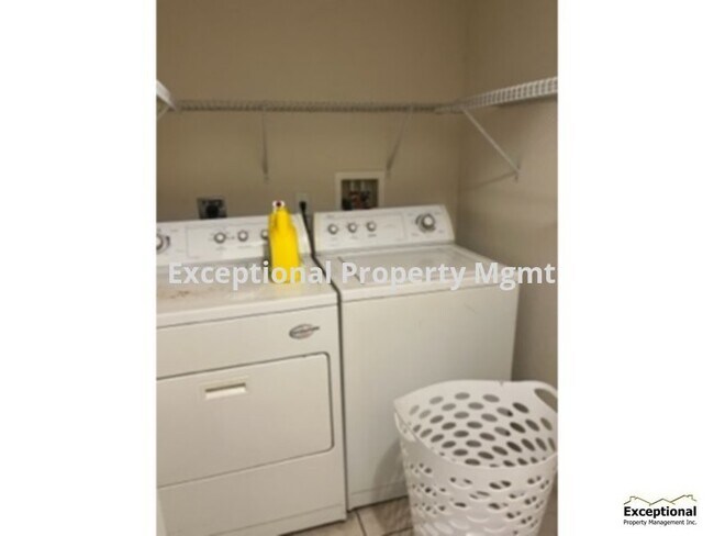 Building Photo - AVAILABLE NOW!!!!  3 Bedroom 2 bath 1 car ...