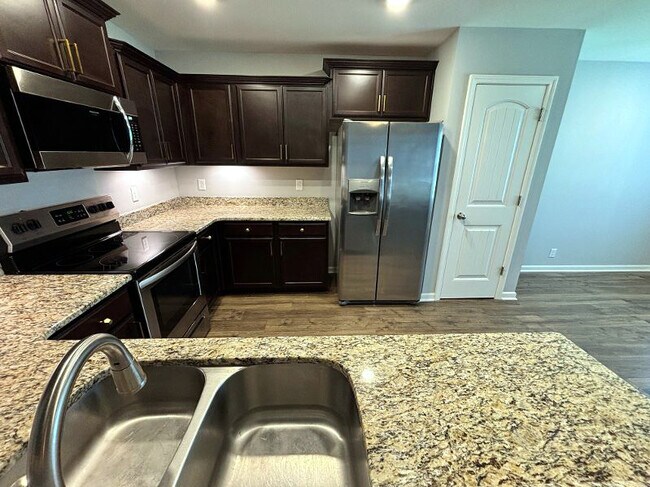 Building Photo - 2431 Hollis Dr