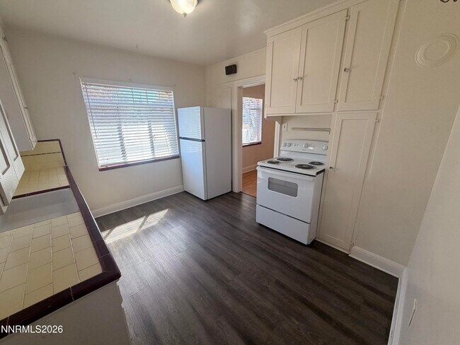 Building Photo - 541 Thoma St