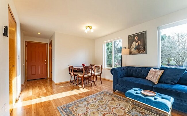 Building Photo - Welcome to this charming and inviting 3-bedroom, 1.5-bath home