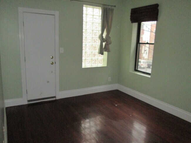 Building Photo - Charming 2 Bedroom/1 Bathroom Apartment in Reservoir Hill, MD!
