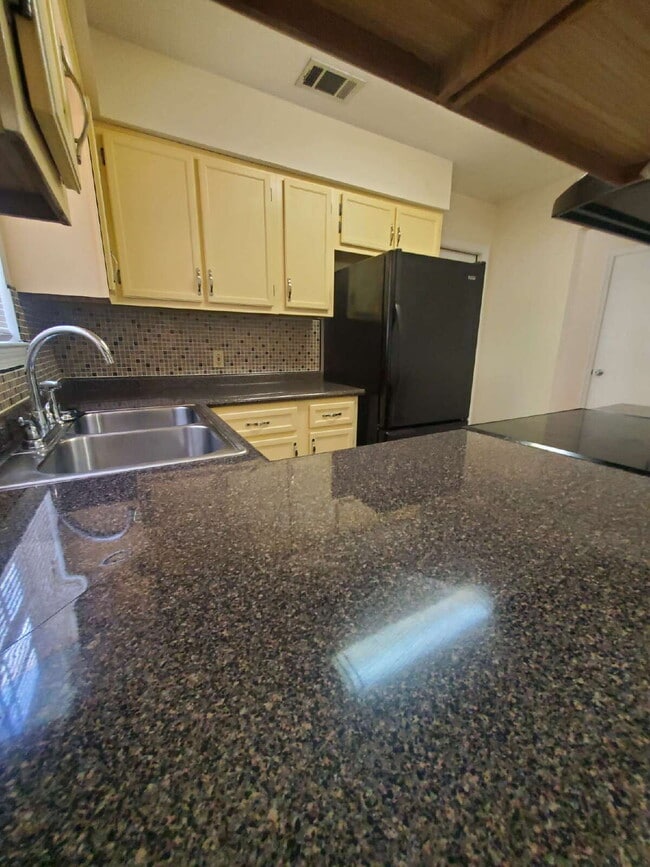 Building Photo - "Charming 3-Bed Oasis in Shalimar with 2 Full Baths and Cozy 1205 Sq. Ft.!