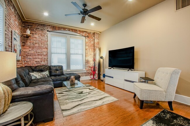 Building Photo - 612 Center St