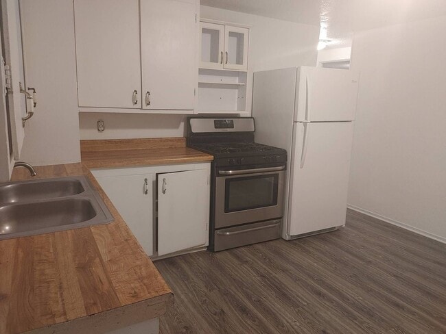 Building Photo - Quaint West Jordan Duplex w covered carport!