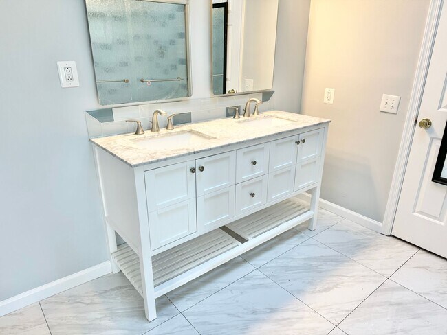 Building Photo - GORGEOUS COLONIAL IN WOODBRIDGE!