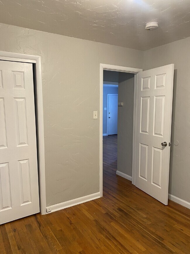 Building Photo - MOVE IN SPECIAL: Move in before November 2...