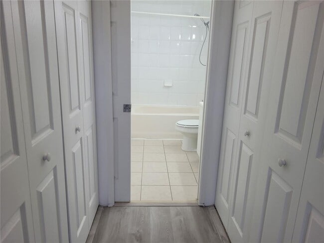 Building Photo - 7910 N Nob Hill Rd