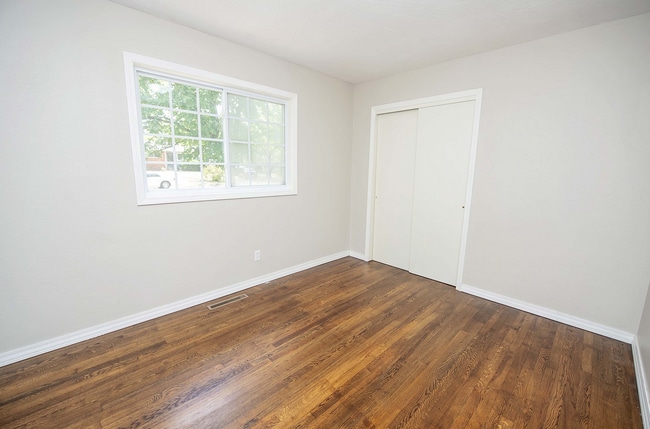 Building Photo - Privacy Fenced, 3 bed 3 bath in South Springfield (Ask about our special)