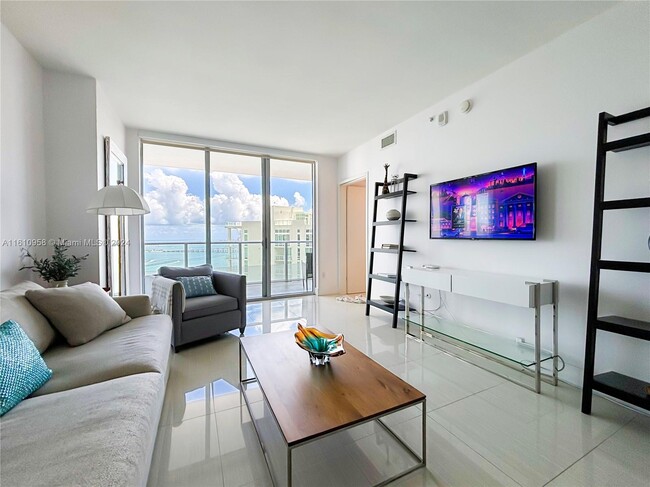 Building Photo - 1300 Brickell Bay Dr