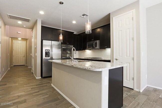 Building Photo - Stunning 3 bedroom plus Den with 2.5 bathrooms. Come, show & rent today!!!  End property!!!  Good...