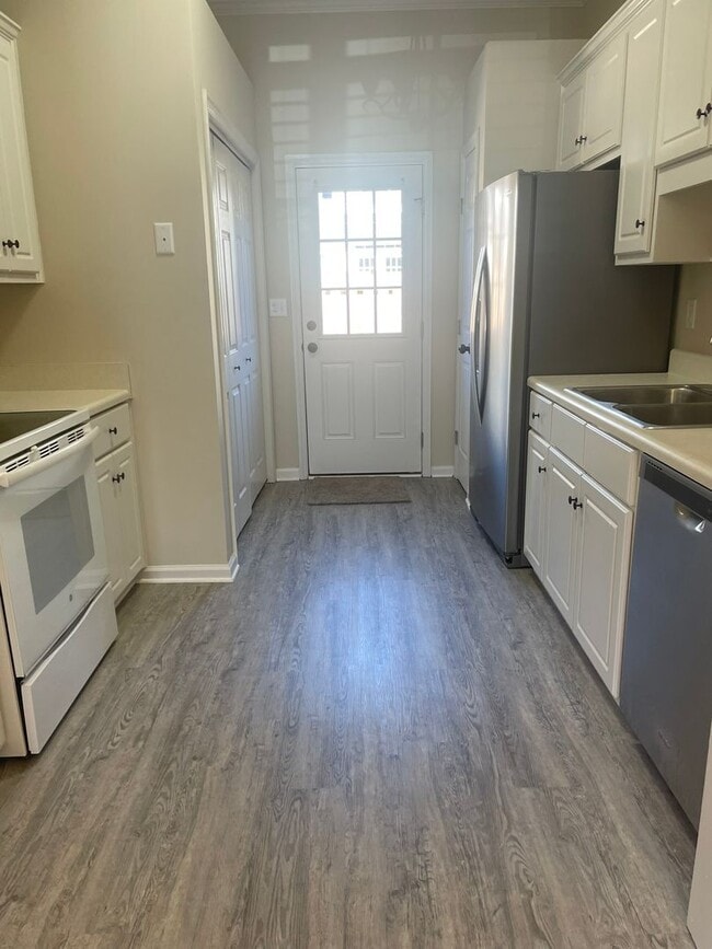 Building Photo - Beautiful Townhome Across Street From Jones Creek Golf Club