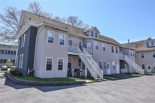 Building Photo - 874 University Ave