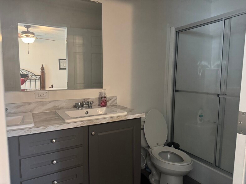 Building Photo - 848 Lookout Dr